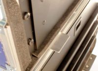 Platines pour flightcase qui aide à la fermeture des capots sans les porter Platines pour flightcase qui aide à la fermeture des capots sans les porter