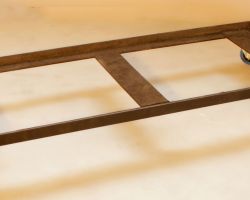 Le dolly possède les encoches pour s’encastrer avec le caisson (légo) Le dolly possède les encoches pour s’encastrer avec le caisson (légo)