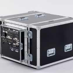 Vue du patch qui reprend toutes les connectiques de la machine (DVI, USB, RS, BNC etc.) et l’alimentation électrique. Derrière le patch se trouve le transfo d’alimentation 12 volts pour les ventilateurs et la sortie air chaud. Vue du patch qui reprend toutes les connectiques de la machine (DVI, USB, RS, BNC etc.) et l’alimentation électrique. Derrière le patch se trouve le transfo d’alimentation 12 volts pour les ventilateurs et la sortie air chaud.