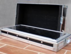 La planche board se positionne dans sa valise. La meilleure protection est « l’air » dessous c’est vide, possibilité de mettre quelques accessoires. Le capot vient maintenir la planche pendant le transport La planche board se positionne dans sa valise. La meilleure protection est « l’air » dessous c’est vide, possibilité de mettre quelques accessoires. Le capot vient maintenir la planche pendant le transport