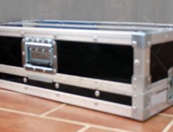 Valise pedalboard, composite pour « planche board » avec 10 pédales type BOSS + Wha-wha +transfo alimentation Valise pedalboard, composite pour « planche board » avec 10 pédales type BOSS + Wha-wha +transfo alimentation