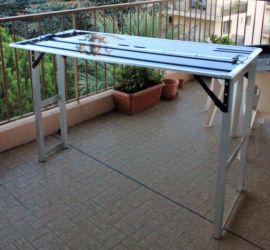 Dépliage des pieds : Table Dj prêt à l’emploi. 2 poignées sur la table pour la mouvoir si nécessaire (changement de plateau) Dépliage des pieds : Table Dj prêt à l’emploi. 2 poignées sur la table pour la mouvoir si nécessaire (changement de plateau)