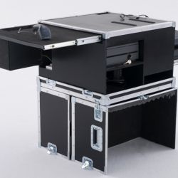 Vue déployée. Des plateaux rails vont sortir pour agrandir la surface de travail et présenter les outils nécessaires (TPE, imprimante, etc.) En principe le laptop est fixé avec du velcro Dual lock 3M (pas sur la photo) Vue déployée. Des plateaux rails vont sortir pour agrandir la surface de travail et présenter les outils nécessaires (TPE, imprimante, etc.) En principe le laptop est fixé avec du velcro Dual lock 3M (pas sur la photo)