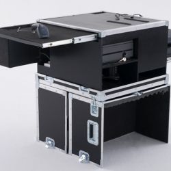 Vue déployée. Des plateaux rails vont sortir pour agrandir la surface de travail et présenter les outils nécessaires (TPE, imprimante, etc.) En principe le laptop est fixé avec du velcro Dual lock 3M (pas sur la photo) Vue déployée. Des plateaux rails vont sortir pour agrandir la surface de travail et présenter les outils nécessaires (TPE, imprimante, etc.) En principe le laptop est fixé avec du velcro Dual lock 3M (pas sur la photo)