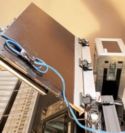Flightcase / flycase console avec pupitre sur charnières à frictions Flightcase / flycase console avec pupitre sur charnières à frictions