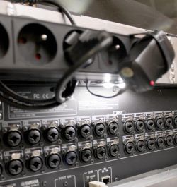 Flightcase / flycase console yamaha Courant multiprises + lumière led pour le câblage Flightcase / flycase console yamaha Courant multiprises + lumière led pour le câblage