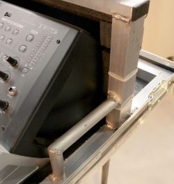 Poignée soudée pour pouvoir mouvoir la console en toute sécurité lorsque tout est ouvert. Poignée soudée pour pouvoir mouvoir la console en toute sécurité lorsque tout est ouvert.
