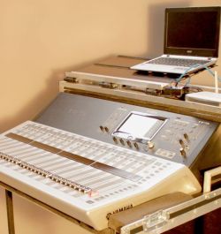 Flightcase / flycase console Vue d’ensemble pendant l’exploitation. yamaha Vue console et panneau sur charnière à frictions pour laptop Flightcase / flycase console Vue d’ensemble pendant l’exploitation. yamaha Vue console et panneau sur charnière à frictions pour laptop