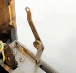 Valise flightcase légère, composite pour mixette Astuce pour que le capot soit dégondable avec un compas Valise flightcase légère, composite pour mixette Astuce pour que le capot soit dégondable avec un compas