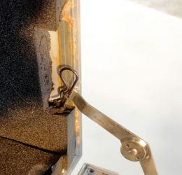 Valise flightcase légère, composite pour mixette Astuce pour que le capot soit dégondable avec un compas Vue goupille Valise flightcase légère, composite pour mixette Astuce pour que le capot soit dégondable avec un compas Vue goupille