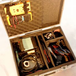 Valise flightcase légère, pour fer à souder Weller, + outillage + rangement dans le capot via autovelcro Valise flightcase légère, pour fer à souder Weller, + outillage + rangement dans le capot via autovelcro