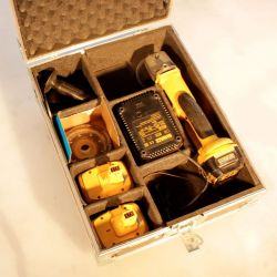 Valise flightcase légère, pour meuleuse + rangements batteries, chargeurs et disques Valise flightcase légère, pour meuleuse + rangements batteries, chargeurs et disques