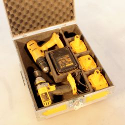 Valise composite très compact avec 2 perceuses, 3 batteries, chargeurs et accessoires Valise composite très compact avec 2 perceuses, 3 batteries, chargeurs et accessoires