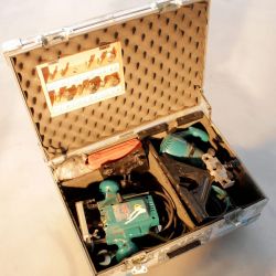 Valise flightcase légère, pour 2 défonceuses + accessoires(rails) + rangements mèches outils dans le capot Valise flightcase légère, pour 2 défonceuses + accessoires(rails) + rangements mèches outils dans le capot