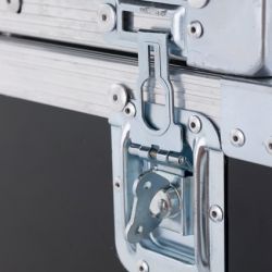 4 clipses pour fixer le fly sur ses capots. -C’est solidaire et sécuritaire 4 clipses pour fixer le fly sur ses capots. -C’est solidaire et sécuritaire