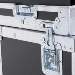 4 clipses pour fixer le fly sur ses capots. -C’est solidaire et sécuritaire 4 clipses pour fixer le fly sur ses capots. -C’est solidaire et sécuritaire