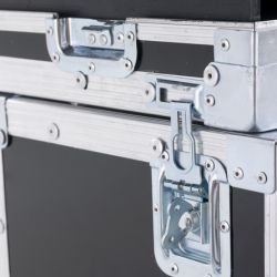 4 clipses pour fixer le fly sur ses capots. -C’est solidaire et sécuritaire 4 clipses pour fixer le fly sur ses capots. -C’est solidaire et sécuritaire