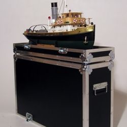 Le bateau est sur son berre, le capot du flighcase permet l’exposition de celui ci Le bateau est sur son berre, le capot du flighcase permet l’exposition de celui ci