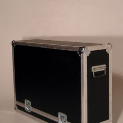 Flightcase type capot chaussette ou capot cloche. Contre plaqué bouleau brut 7 mm. Peinture noire. Pour bateau Flightcase type capot chaussette ou capot cloche. Contre plaqué bouleau brut 7 mm. Peinture noire. Pour bateau
