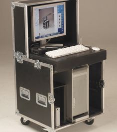 Capot du haut : Ecran fixé par sa platine et clavier via velcro dual lock 3M. Ce capot divisible permet la « casquette » anti reflet pour l’écran Capot du haut : Ecran fixé par sa platine et clavier via velcro dual lock 3M. Ce capot divisible permet la « casquette » anti reflet pour l’écran