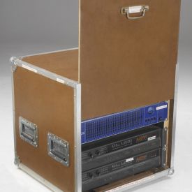 Flightcase contre plaqué bouleau brut, finition teinte. Capot sur glissière (éco). Pour studio, installation fixe Flightcase contre plaqué bouleau brut, finition teinte. Capot sur glissière (éco). Pour studio, installation fixe