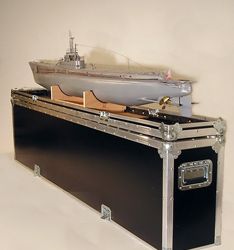 Le sous marin est sur son berre, le capot du flighcase permet l’exposition de celui ci Le sous marin est sur son berre, le capot du flighcase permet l’exposition de celui ci