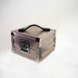 Flightcase en alu brut plié, les cornières sont présentes pour le look Pour télécommande Flightcase en alu brut plié, les cornières sont présentes pour le look Pour télécommande