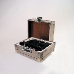 La partie du fly ou est conditionné la télécommande permet d’accrocher une bandoulière La partie du fly ou est conditionné la télécommande permet d’accrocher une bandoulière