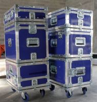 Exemple d'empilage de flightcase par les coins Exemple d'empilage de flightcase par les coins