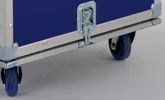 Exemple d'empilage de flightcases par les coins + plateau roulettes Exemple d'empilage de flightcases par les coins + plateau roulettes