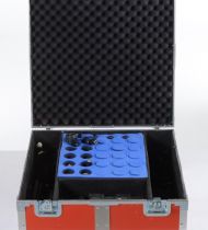 Flycase Pour 25 micros + 4 statiques + 10 DI type BSS + accessoires + bac pour microphones atypiques. Il peut se clipser sur les flys type malle (exemple ci dessous) ou sur le fly pieds de micros (photo à venir) Flycase Pour 25 micros + 4 statiques + 10 DI type BSS + accessoires + bac pour microphones atypiques. Il peut se clipser sur les flys type malle (exemple ci dessous) ou sur le fly pieds de micros (photo à venir)