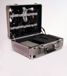 Sous le laptop de nombreux rangements : disque dur, carte son, divers câbles Sous le laptop de nombreux rangements : disque dur, carte son, divers câbles