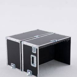 Les 2 capots forment le socle pour le terminal de paiement et permettent de laisser la place pour les pieds de l’utilisateur (bonne posture) Les 2 capots forment le socle pour le terminal de paiement et permettent de laisser la place pour les pieds de l’utilisateur (bonne posture)
