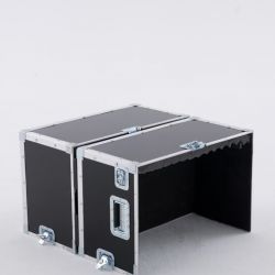 Les 2 capots forment le socle pour le terminal de paiement et permettent de laisser la place pour les pieds de l’utilisateur (bonne posture) Les 2 capots forment le socle pour le terminal de paiement et permettent de laisser la place pour les pieds de l’utilisateur (bonne posture)