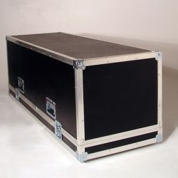 Flightcase type capot chaussette ou capot cloche. Contre plaqué bouleau brut 7 mm. Peinture noire. Pour offshore Flightcase type capot chaussette ou capot cloche. Contre plaqué bouleau brut 7 mm. Peinture noire. Pour offshore