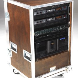 Flightcase contre plaqué bouleau brut, finition teinte. Capot sur glissière (éco) et transparent. Version pour studio, installation fixe. Diverses teintes fonction du lieu Flightcase contre plaqué bouleau brut, finition teinte. Capot sur glissière (éco) et transparent. Version pour studio, installation fixe. Diverses teintes fonction du lieu