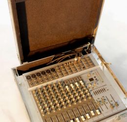 Capot sur charnières dégondables et compas clips Capot sur charnières dégondables et compas clips