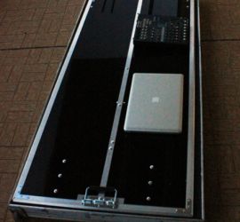 Dans le flightcase, la table Dj replié avec tous les éléments déjà installés et câblés (pas tous les éléments encore sur la photo) Dans le flightcase, la table Dj replié avec tous les éléments déjà installés et câblés (pas tous les éléments encore sur la photo)
