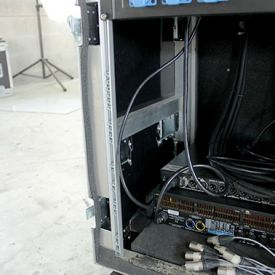 Rack 19 pouces symétrique avec glissière pour fixer les éléments avant et arrière. Les glissières sont montées sur structure Alu (tube carré). Mousse de protection pour le premier élément (+ pour la revente matériel) Rack 19 pouces symétrique avec glissière pour fixer les éléments avant et arrière. Les glissières sont montées sur structure Alu (tube carré). Mousse de protection pour le premier élément (+ pour la revente matériel)