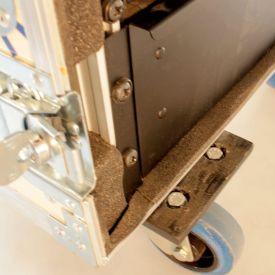 Le plateau roulette devient « aide capot », pas besoin de le porter en équilibre Le plateau roulette devient « aide capot », pas besoin de le porter en équilibre