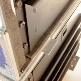 Platine « aide capot », pas besoin de le porter en équilibre Platine « aide capot », pas besoin de le porter en équilibre