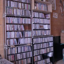 Empilement de flighcase CDs Ici on voit divers tailles de flys, Le grand = 600 Le moyen = 320 Le standard (celui présenté) = 256. C’est sur mesure ! Empilement de flighcase CDs Ici on voit divers tailles de flys, Le grand = 600 Le moyen = 320 Le standard (celui présenté) = 256. C’est sur mesure !
