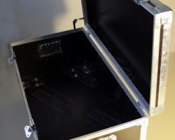 Flightcase betonex type malle avec compas ouverture Flightcase betonex type malle avec compas ouverture