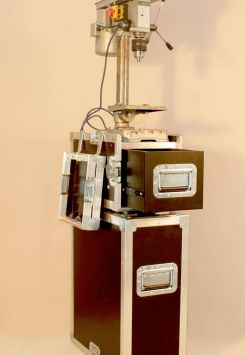 Vue déployée, le capot 2 peut s’accrocher sur la partie embase, il est prévu d’y mettre le distributeur de forêt. (réalisé après les photos). La partie embase est clipsée sur le capot via 2 fermoirs à lame rabattante. Vue déployée, le capot 2 peut s’accrocher sur la partie embase, il est prévu d’y mettre le distributeur de forêt. (réalisé après les photos). La partie embase est clipsée sur le capot via 2 fermoirs à lame rabattante.