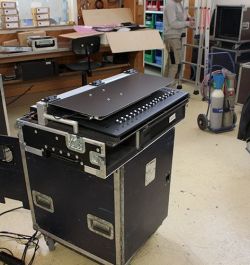 Flycase SSL avec Pupitre sur charnières à frictions et l’option clavier. Flycase SSL avec Pupitre sur charnières à frictions et l’option clavier.