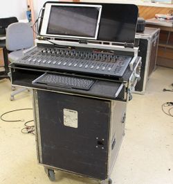 La nuance ici, un support Wesa est fixé sur le pupitre (derrière la tablette). Sous la console sort un plateau avec le clavier. La nuance ici, un support Wesa est fixé sur le pupitre (derrière la tablette). Sous la console sort un plateau avec le clavier.