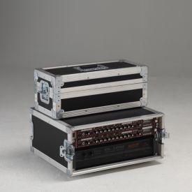 Flightcase touring betonex avec structure alu (tube carré) / version sans silent bloc 4U. Ce modèle n’a pas les capots avants arrières commutables, les capots font un autre fly. Flightcase touring betonex avec structure alu (tube carré) / version sans silent bloc 4U. Ce modèle n’a pas les capots avants arrières commutables, les capots font un autre fly.