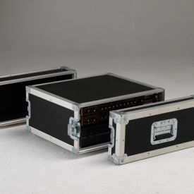 Flightcase touring betonex avec structure alu (tube carré) / version sans silent bloc 4U. Ce modèle n’a pas les capots avants arrières commutables, les capots font un autre fly. Flightcase touring betonex avec structure alu (tube carré) / version sans silent bloc 4U. Ce modèle n’a pas les capots avants arrières commutables, les capots font un autre fly.