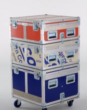 Fly case empilable,Celui du dessus est la malle microphones. Fly case empilable,Celui du dessus est la malle microphones.