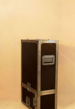 Flightcase contre plaqué bouleau filmé 9 mm avec Roulettes angles type baggage à main, le cahier des charges est le déplacement en atelier, pour du « chantier » il faudra des roulettes tout terrain. Flightcase contre plaqué bouleau filmé 9 mm avec Roulettes angles type baggage à main, le cahier des charges est le déplacement en atelier, pour du « chantier » il faudra des roulettes tout terrain.